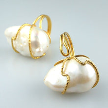 Load image into Gallery viewer, THE PEARL  Cocktail Ring
